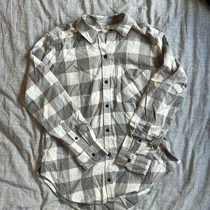 Abercrombie Women’s flannel. Gray & white. Size small.